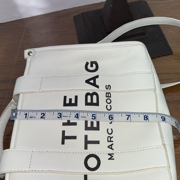 The tote bag Marc Jacobs medium white satchel Crossbody/purse Zipper closure EUC - Picture 6 of 7